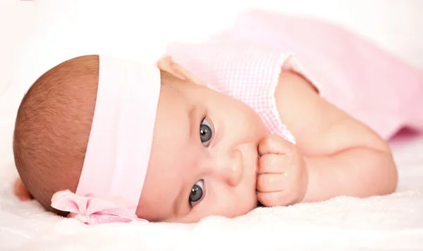 Schattig baby meisje in een roze jurk — Stockfoto