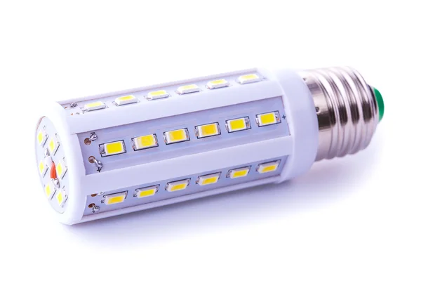 La plus récente ampoule LED isolée sur blanc — Photo