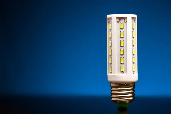 La plus récente ampoule LED sur bleu — Photo