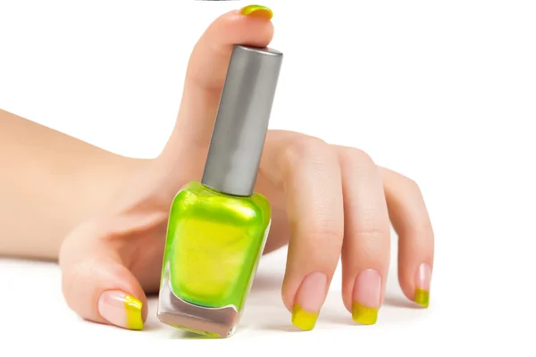 Vrouw hand met een fles van groene nagellak — Stockfoto