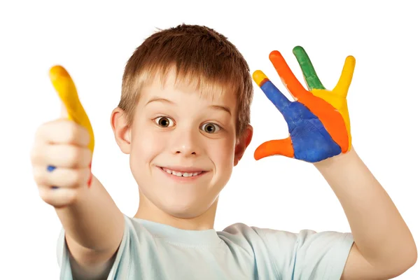 Sorrindo menino feliz com a mão colorida manchada — Fotografia de Stock