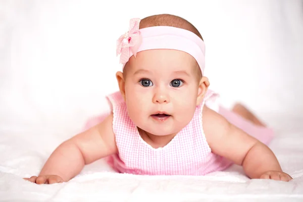 Schattig baby meisje in een roze jurk — Stockfoto
