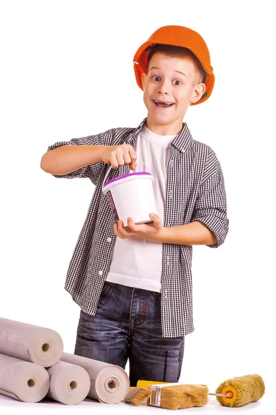 Niño con un rollo de papel pintado y cepillo. aislado — Foto de Stock