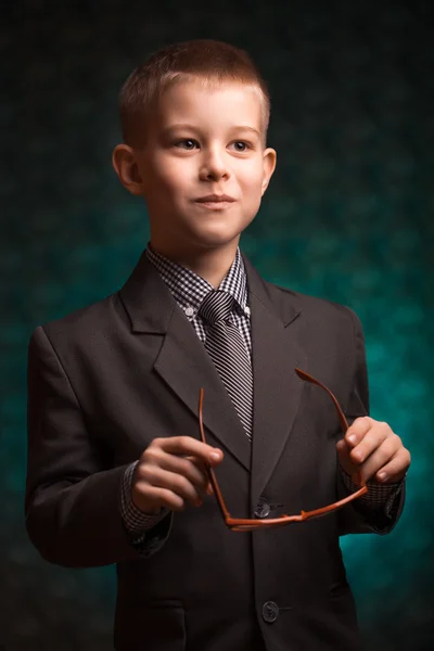 Cheerful smiling pupil on a green background. — Stock Photo, Image