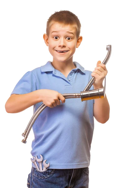 Engraçado rapaz encanador com torneira em um fundo branco — Fotografia de Stock