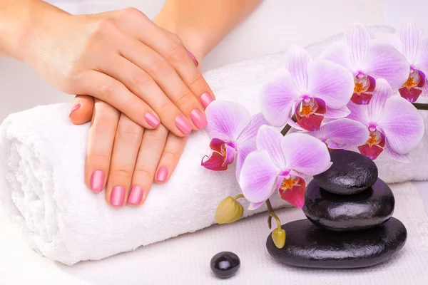 Manicure com orquídea e toalha rosa — Fotografia de Stock