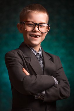 yeşil bir arka plan üzerinde neşeli gülümseyen öğrenci.