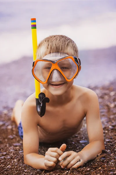 Söt pojke driver på stranden — Stockfoto