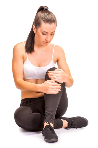 Pijn. meisje houdt knie in zijn handen. geïsoleerd — Stockfoto