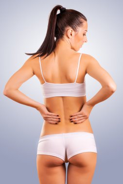 sevimli kız atlet mavi üzerinde