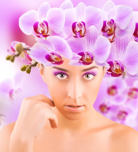 Hermoso retrato de niña con orquídeas — Foto de Stock