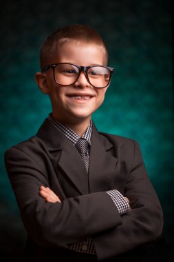 yeşil bir arka plan üzerinde küçük iş adamı