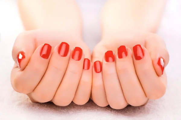 Manicure vermelho de luxo na toalha branca — Fotografia de Stock