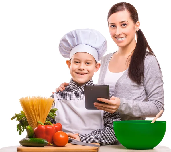 Neşeli anne ve som mutfakta yemek — Stok fotoğraf
