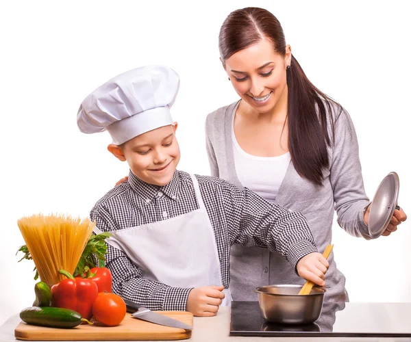 Mama i som gotowania w kuchni — Zdjęcie stockowe