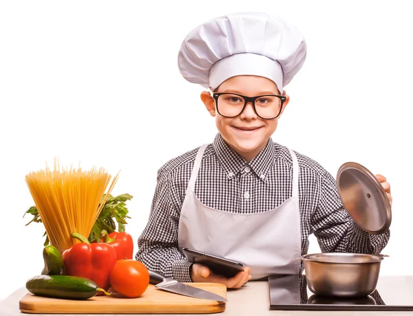 Boy chef está cozinhando na cozinha — Fotografia de Stock