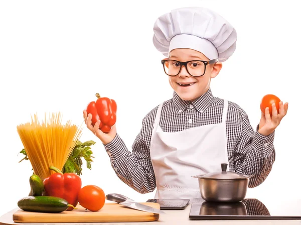 Boy chef está cozinhando na cozinha — Fotografia de Stock