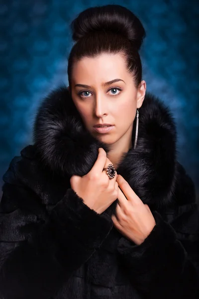 파란색에 검은 모피 코트에서 아름 다운 여자 — 스톡 사진