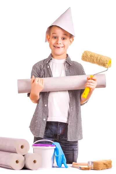 墙纸和油漆滚筒的小男孩 — 图库照片