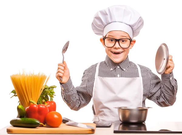 Jongen chef-kok is koken in de keuken — Stockfoto
