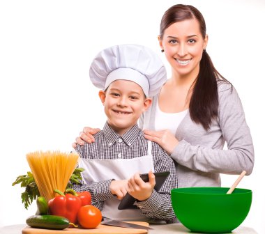 mutlu anne ve som mutfak yemek vardır