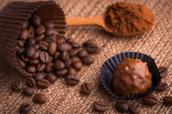 Csokoládé, kávébab és kakaó a vászonra — Stock Fotó