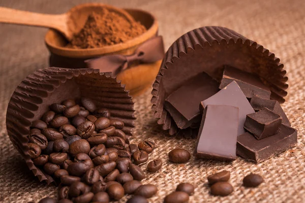 Chocolate, granos de café y cacao en la arpillera —  Fotos de Stock