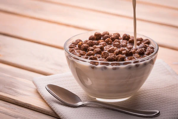 Schüssel mit Schokolade Cornflakes Bällchen — Stockfoto