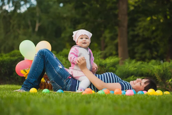 Happy mom and baby in the green park — Stock Photo, Image