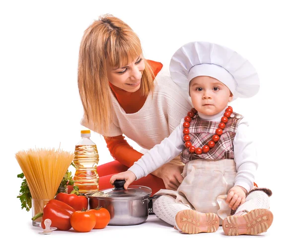 Mãe feliz e bebê estão cozinhando na cozinha. isolado — Fotografia de Stock