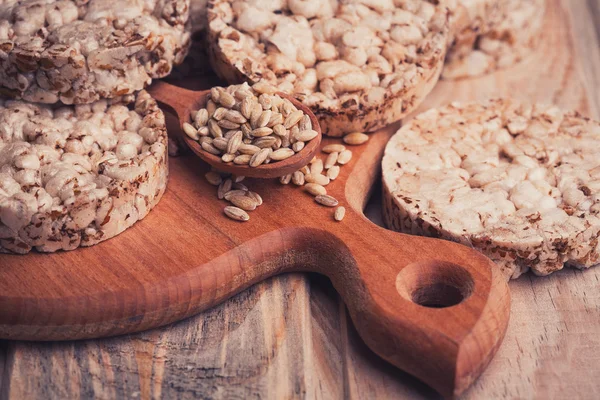 Хрусткий хліб, крокери та дерев'яна ложка з зерном — стокове фото