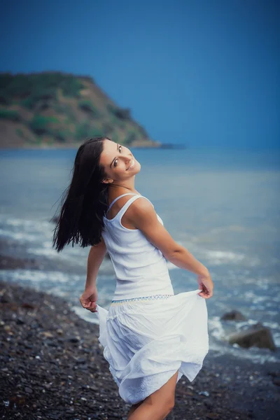 Roztomilý dívka je chůze podél pobřeží — Stock fotografie