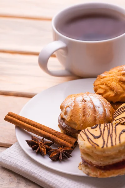 Frühstück am Morgen. Tee und frisches Gebäck — Stockfoto