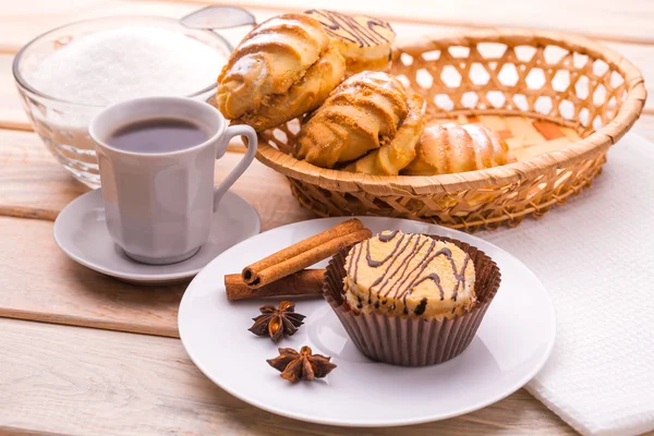 Frühstück am Morgen. Kaffee und frisches Gebäck — Stockfoto