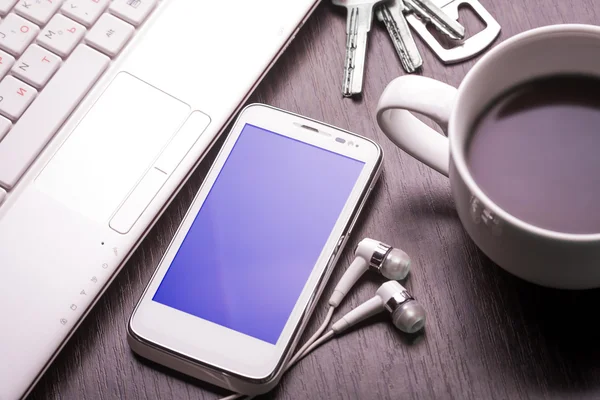 Lugar de trabajo en la oficina. smartphone sobre la mesa — Foto de Stock