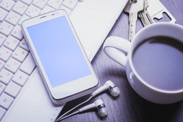 Lugar de trabajo en la oficina. smartphone sobre la mesa —  Fotos de Stock