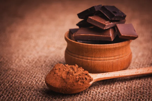 Pedazos de chocolate en la arpillera —  Fotos de Stock