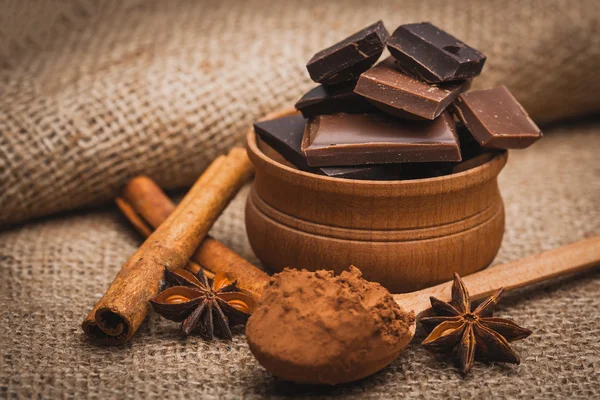 Trozos de chocolate con especias, canela, anís estrellado —  Fotos de Stock