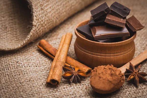 Darab csokoládé, fűszerek, fahéj, csillagánizs — Stock Fotó