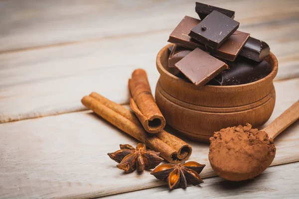 Csokoládé darabok az asztalon — Stock Fotó