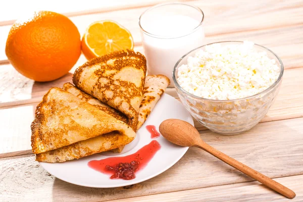 Ранковий сніданок. свіжі млинці, молоко та сир — стокове фото