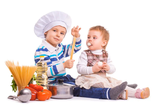 Anak-anak lucu memasak di dapur. terisolasi — Stok Foto