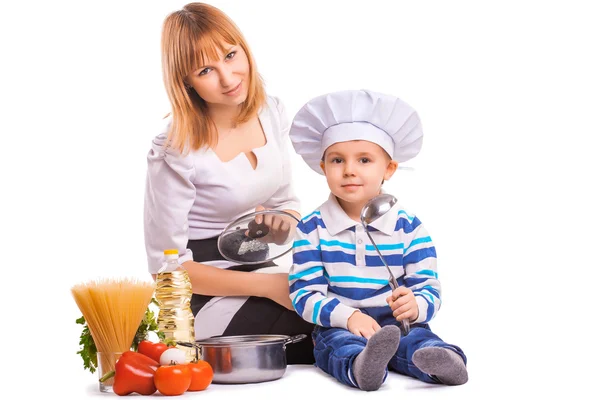 Ibu yang bahagia dan bayi sedang memasak di dapur. terisolasi — Stok Foto