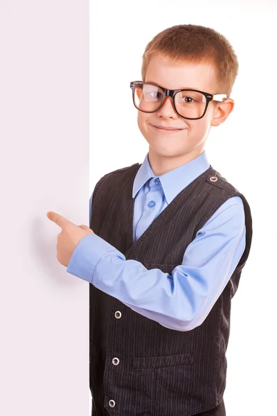 Niño de cuatro ojos sosteniendo una pancarta aislada en blanco — Foto de Stock