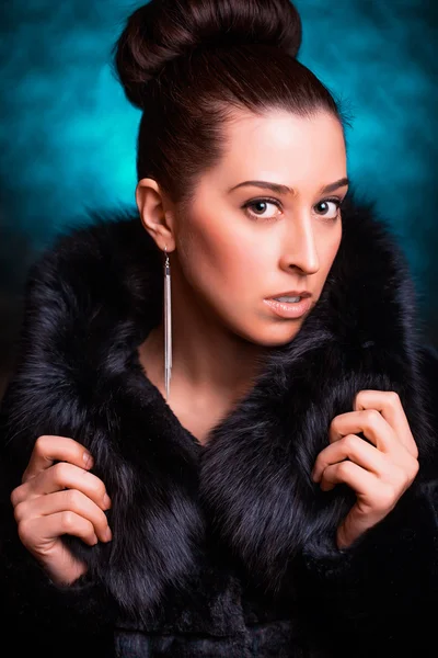 Mavi siyah kürk paltolu güzel kadın — Stok fotoğraf