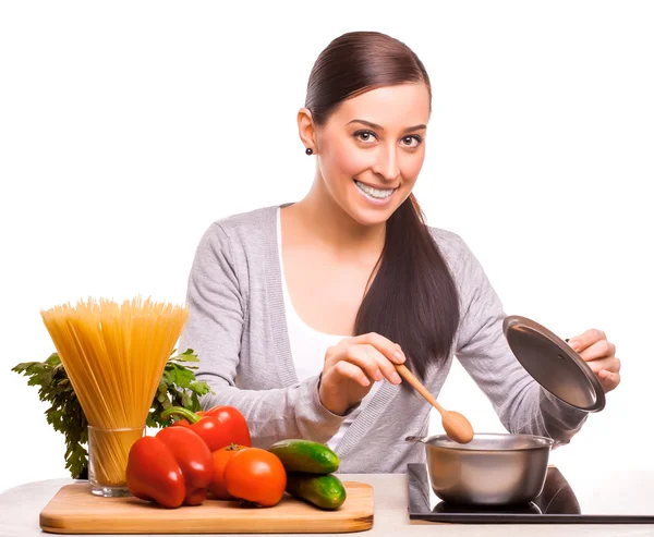 Ładna kobieta jest gotowanie na kuchni — Zdjęcie stockowe