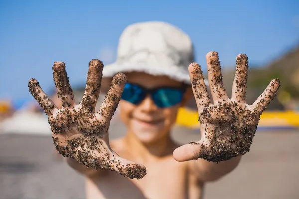 Happy boy is playing on the beach — Stock Photo, Image