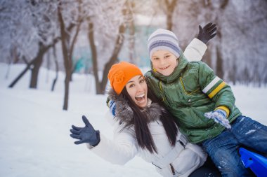 kar ile oynuyorlar, mutlu anne ve oğlu