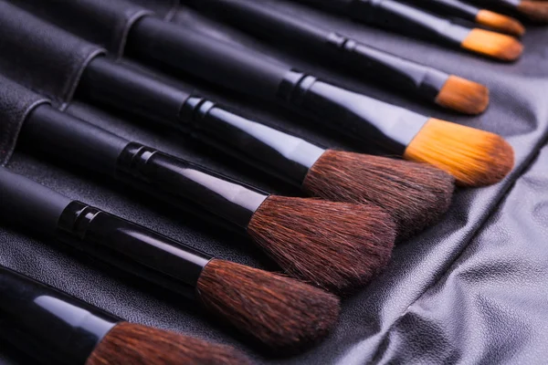 Conjunto de pinceles de maquillaje negro en fila — Foto de Stock