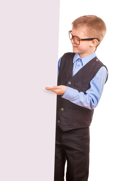 Menino de quatro olhos segurando um banner isolado no branco — Fotografia de Stock